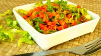 Salát z teplé zeleniny a červené čočky