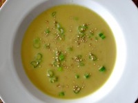 Pikantní dýňovo-celerová polévka s kokosovým mlékem