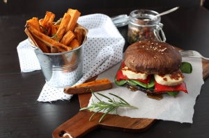 Portobello burger se sýrem halloumi, batátové hranolky