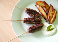 Jehněčí kebab na grilu, pečené brambory a česnekový dip