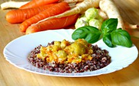 Kapustová omáčka s mrkví, petrželí, zázvorem, bazalkou, novým kořením, muškátovým oříškem a quinoou