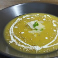 Fenyklová polévka s batátem a praženým sezamem