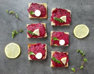 Pomazánka z pečené červené řepy, křenu a česneku Pomazánka z pečené červené řepy, křenu a česneku