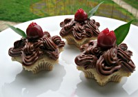Ořechové cupcakes s čokoládovým krémem a višněmi
