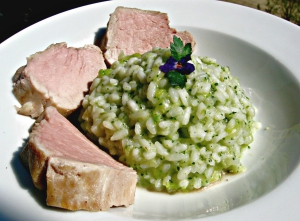 Cuketové risotto s kopřivovým pestem a pečenou vepřovou panenkou