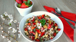 Quinoa kaše s jahodami, ořechy a sýrem cottage