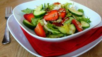 Salát s jahodami, okurkou a semínky
