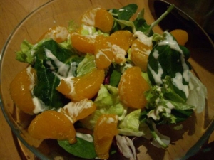 Salát mix s mandarinkami a česnekovým dresinkem Salát mix s mandarinkami a česnekovým dresinkem