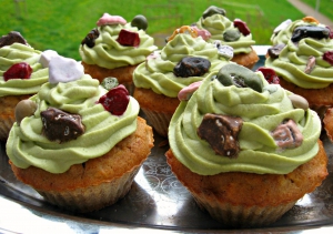 Jablečné cupcakes s matcha krémem a čoko kamínky