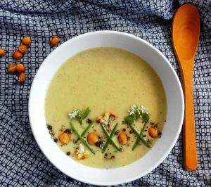 Polévka z pečeného květáku a česneku s kokosovou smetanou Polévka z pečeného květáku a česneku s kokosovou smetanou