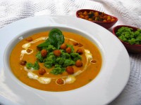 Hustá zeleninová polévka s cizrnou a špenátové nočky