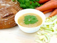 Kedlubnová polévka s řapíkatým celerem, petrželí, tuřínem a batátem