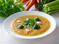 Kapustová polévka s řapíkatým celerem, mrkví, petrželí a batátem