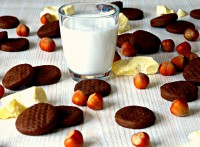 Špaldovo-pohankové sušenky s kakaovým máslem, kakaem, mandlovým mlékem a lískovými oříšky