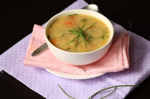 Zeleninová polévka s quinoou a čerstvou pažitkou
