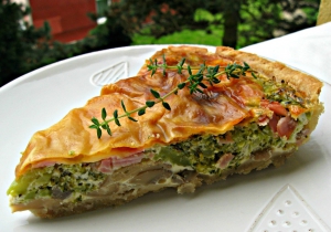 Brokolicový quiche se žampiony, šunkou a čedarem