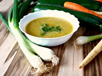 Zeleninová polévka z kořenové zeleniny, cukety, kedlubny tuřínu a batátu