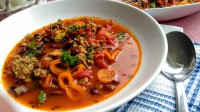 Fazolovo-rajčatová polévka s mletým masem a koriandrem