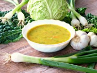 Kapustová polévka se zeleninou a česnekem