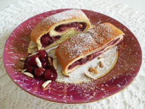 Závin z kynutého těsta s třešněmi a mandlemi Závin z kynutého těsta s třešněmi a mandlemi