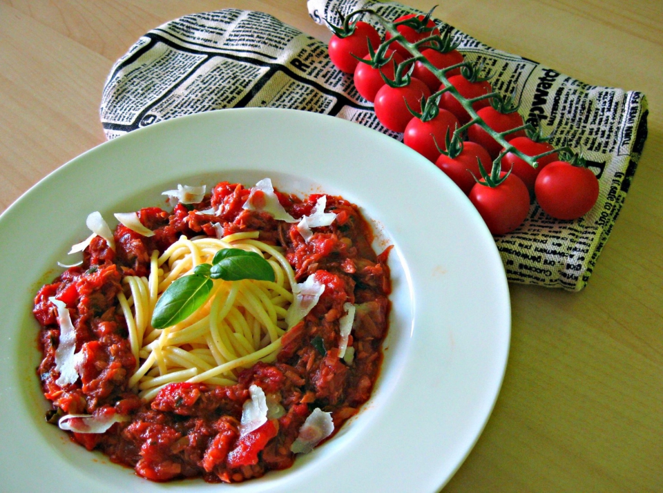 Špagety s rajčatovo-řepovou omáčkou a tuňákem