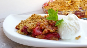 Celozrnný crumble s ovocem a ořechy