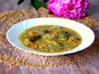 Brokolicová polévka s chřestem, batátem, dýní, petrželkou, cuketou a pohankovými vločkami
