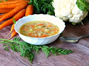 Květáková polévka s bramborem, mrkví, celerem, petrželí, cizrnou a mandlovým mlékem