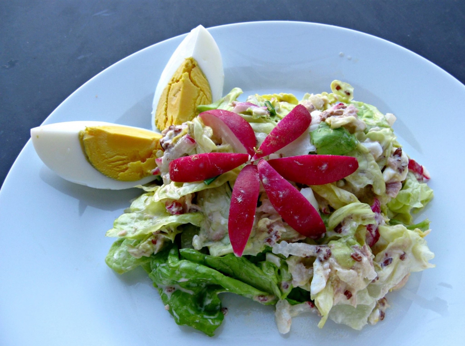 Hlávkový salát s ředkvičkami vejcem a tuňákem
