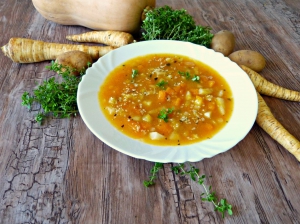 Dýňová polévka s petrželkou, šalotkou, cuketou, bramborem, česnekem, majoránkou, citronovým tymiánem a konopným semínkem