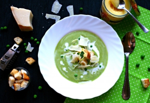 Hrášková polévka s mátou a opečenými houstičkami Hrášková polévka s mátou a opečenými houstičkami