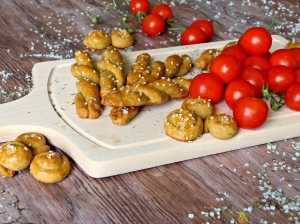 Špaldovo-žitné tyčinky se šmakounem s provensálským kořením a sušenými rajčaty