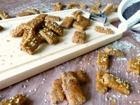 Teff pohankové crackery ve dvou variantách s mákem a v druhé verzi s pestem z medvědího česneku a sezamem