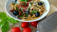 Špagety se sušenými rajčaty, černými olivami a bazalkou