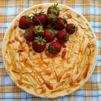 Karamelový nepečený cheesecake s jahodami