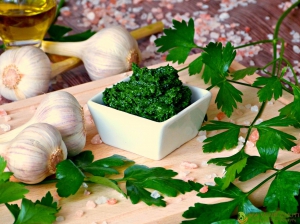 Celerové pesto s česnekem, olivovým olejem a himalájskou solí