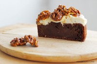 Čokoládovo-cuketový koláč s mascarpone a karamelem