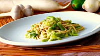 Cuketová zeleninová omáčka se zelenými fazolkami a špagetami