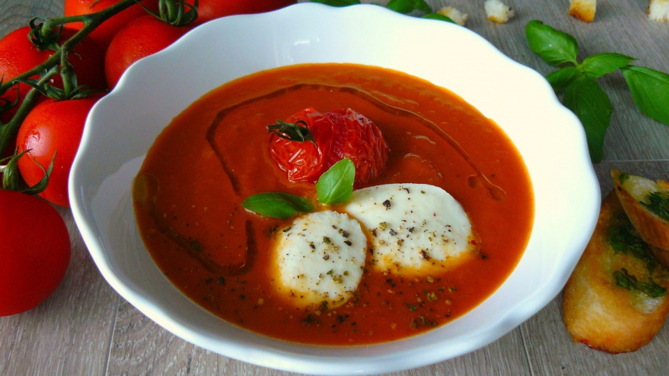 Rajčatová polévka s mozzarelou a bazalkou