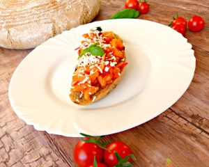 Topinky s rajčaty, cibulí, bazalkou a umeoctem s balkánským sýrem nebo Šmakounem