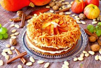 Dýňový ořechový dort s mandlovým tvarohem, jablíčky, nektarinkami a skořicí