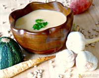 Krémová hladká fazolová polévka z bílých fazolek NAVY s cuketou, batátem, petrželí, česnekem a mandlovým mlékem