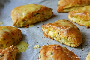 Scones: trojhránky se šunkou, sýrem a jarní cibulkou