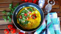 Omeleta s patizonem, rajčátky a salátkem