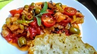Lilková salsa s rajčaty, koriandrem a olivami