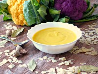 Zeleninová květáková polévka z žlutého květáku, mandlového mléka, s bobkovým listem, kurkumou a muškátovým oříškem