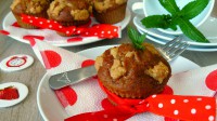 Jahodové muffiny s kefírem a celozrnnou drobenkou