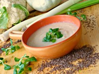 Květákova polévka s patizonem, pórkem, petrželkou, kysaným zelím, kmínem a umeoctem