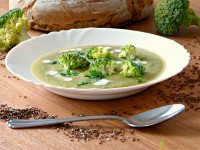 Brokolicová polévka s patizonem, pórkem, petrželkou, kmínem a mandlovým mlékem