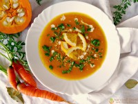 Dýňová polévka s hovězím vývarem, zeleninou, pomerančovou šťávou a konopným semínkem